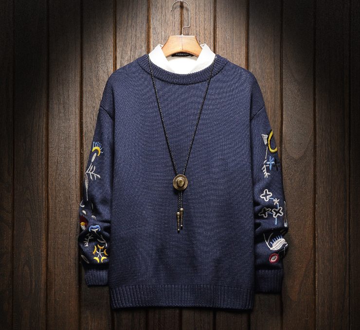 Maglione girocollo con ricamo stampato, morbido e comodo, marca Valstrend shop, dettaglio di ricamo colorato sul davanti.