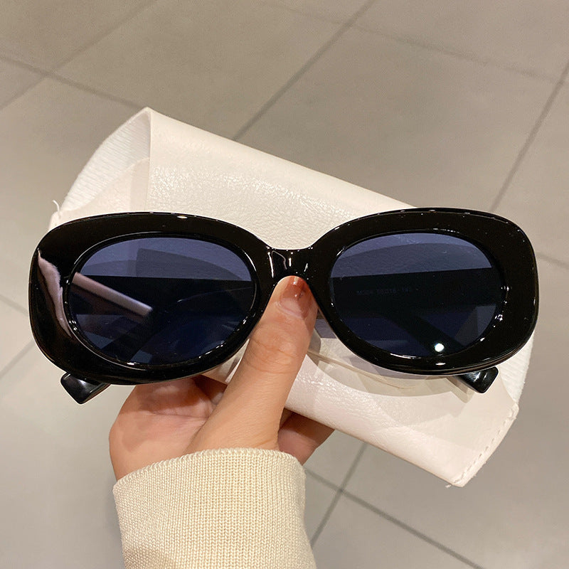Occhiali da sole ovali colorati e semplici di Valstrend shop, con montatura vivace e design alla moda.
