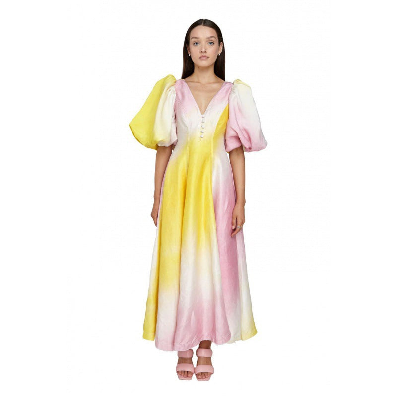 Vestito Valstrend con scollo a V fashion color e maniche a lanterna, elegante abito estivo femminile con dettaglio colorato.