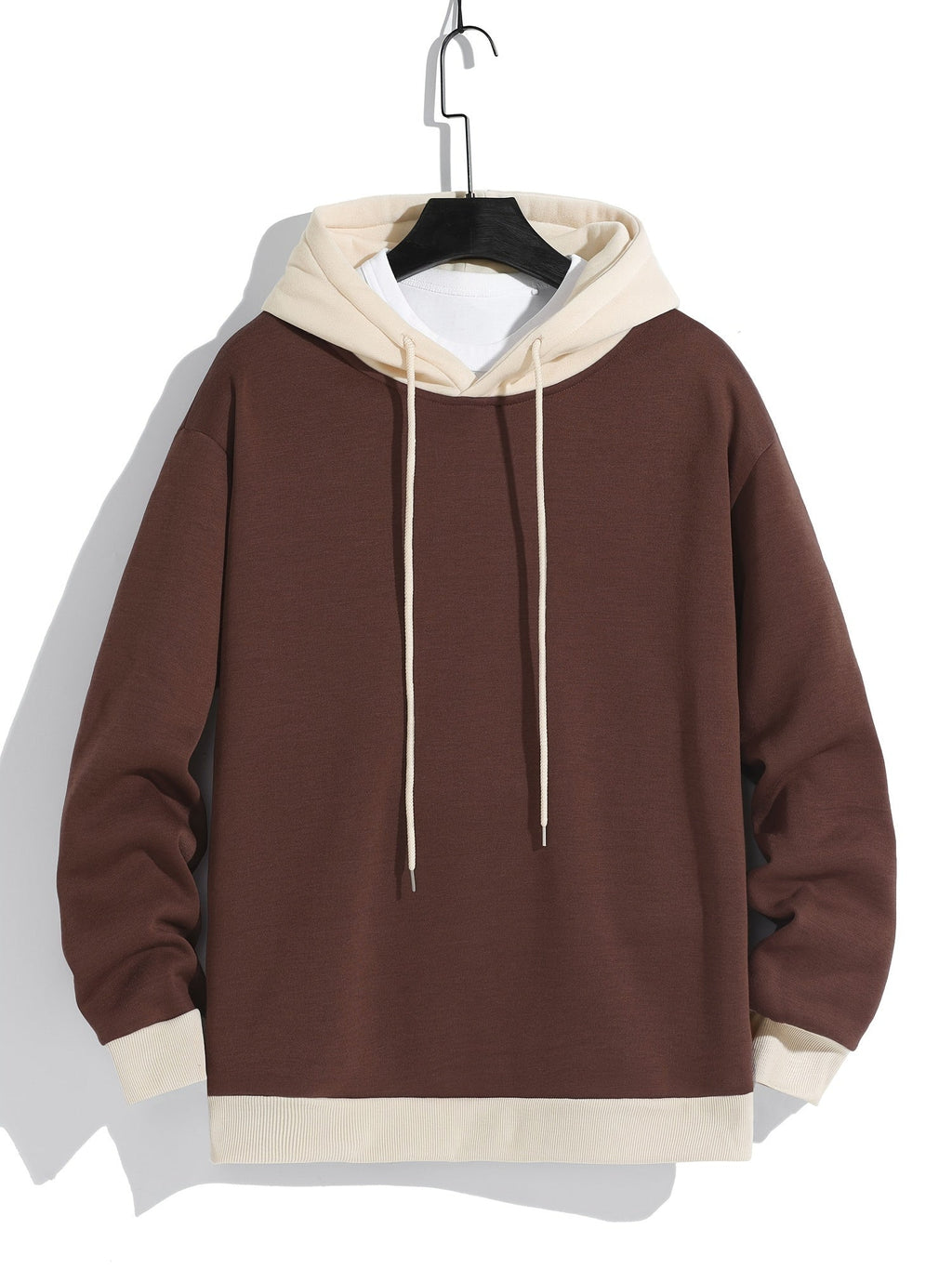 Felpa con cappuccio streetwear color block retrò per uomo, design grafico casual invernale autunnale, stile cool e moderno.