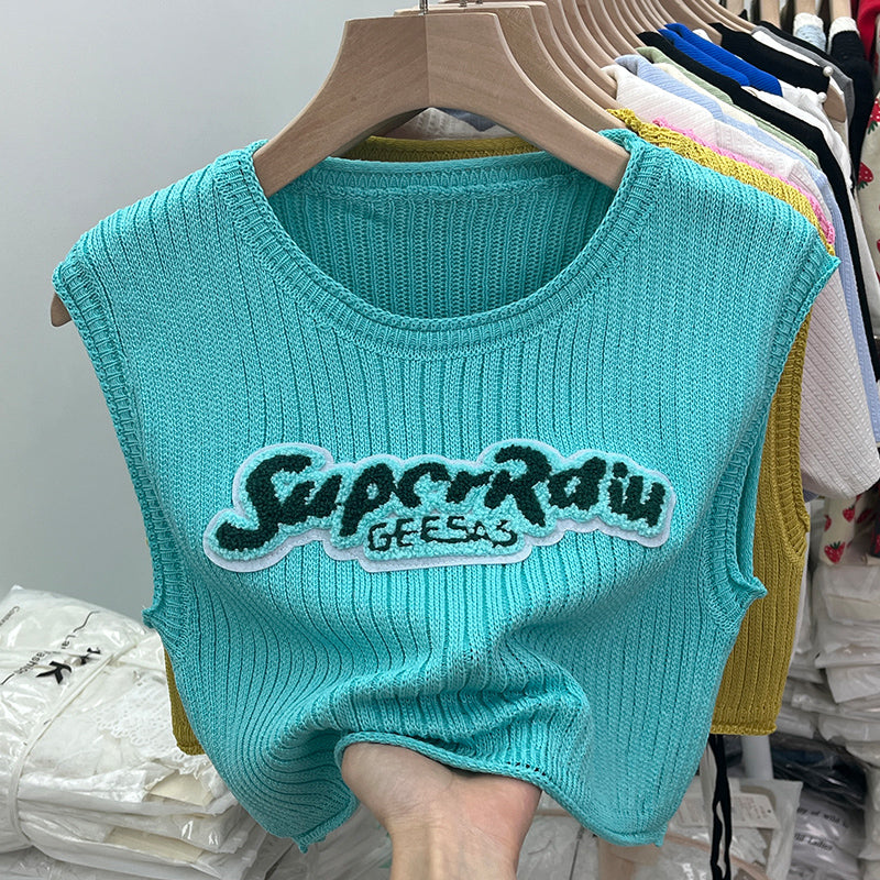 Gilet senza maniche in maglia femminile Valstrend, top interno abbinato, dettaglio tessuto e stile elegante.