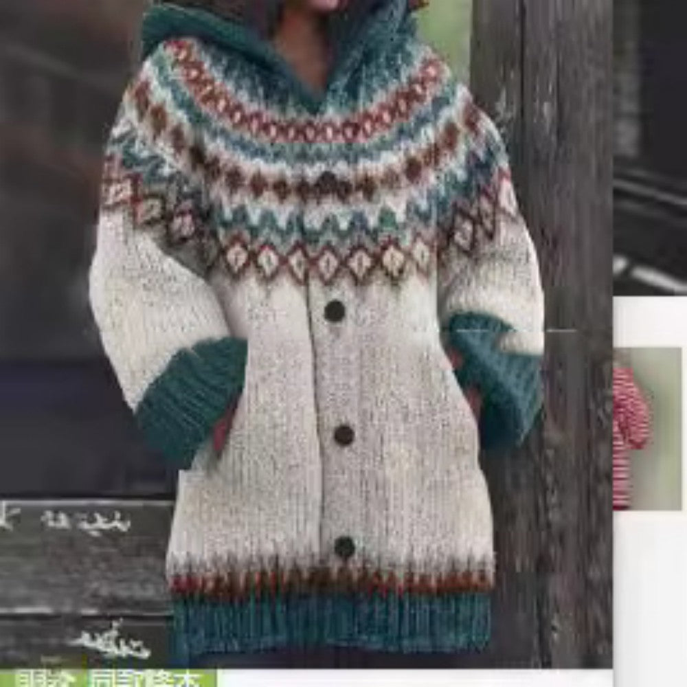 Cappotto retrò con cappuccio in maglia lazy di Valstrend, vista frontale, con dettagli in tessuto caldo e stile vintage.
