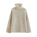 Maglione personalizzato alla moda per donna, style casual, con dettagli unici, di Valstrend shop, indossato da una donna.