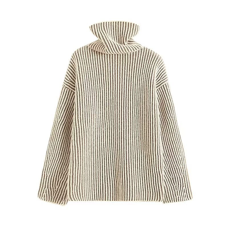 Maglione personalizzato alla moda per donna, style casual, con dettagli unici, di Valstrend shop, indossato da una donna.