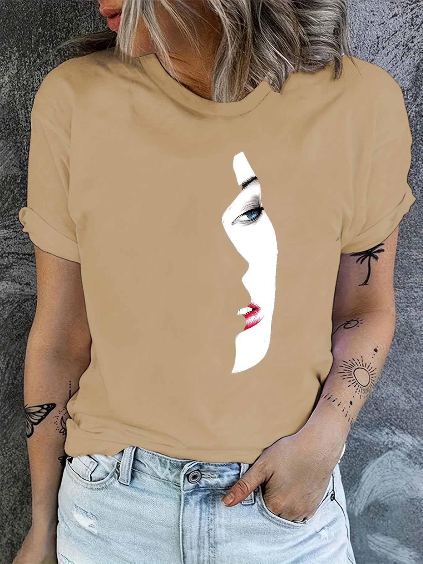 T-shirt donna Valstrend con stampa grafica, manica corta, collo rotondo, ideale per primavera e estate.