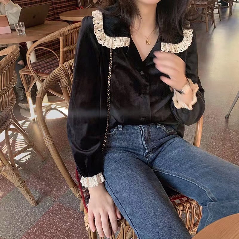 Camicia in velluto nera Valstrend con cuciture in pizzo semplice, collo a lancia e chiusura a singolo petto, dettagli eleganti.