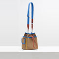 Borsa in tela canvas Valstrend con coulisse e dettagli in contrasto, chiusura a cordoncino e design versatile.