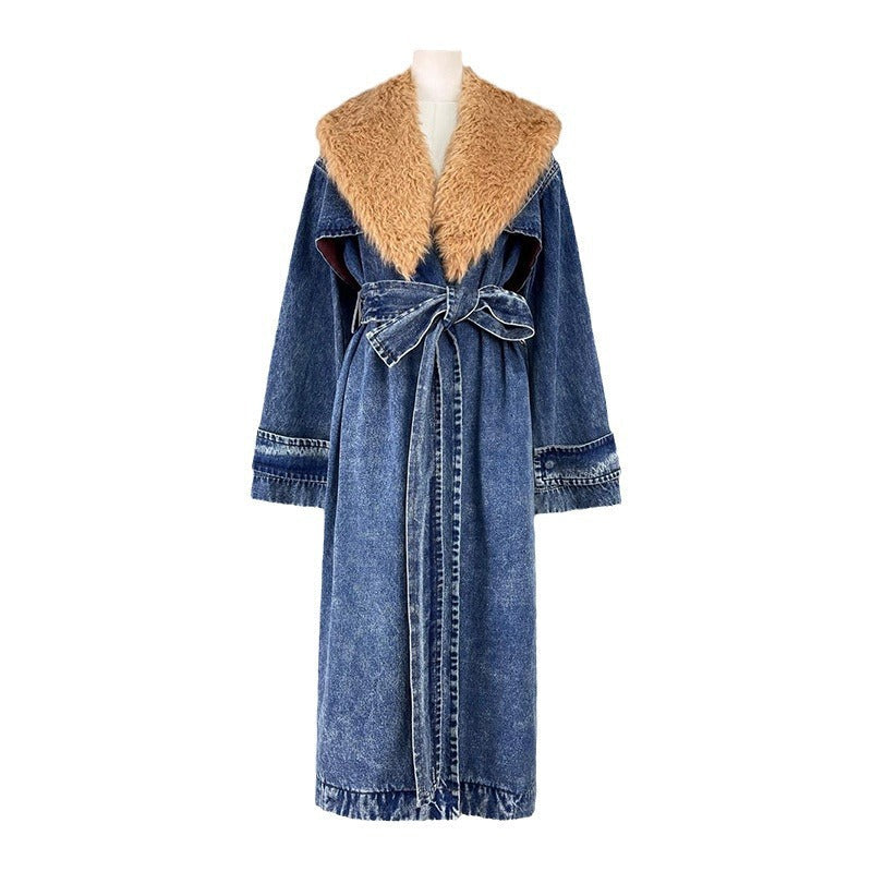 Cappotto trench in jeans da donna Valstrend, stile moda femminile, con cintura e collo a camicia, indossato in modo casual.
