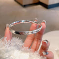 Bracciale femminile in metallo lucido con effetto brushed, stile cat eye, di marca Valstrend, accessorio di moda elegante.