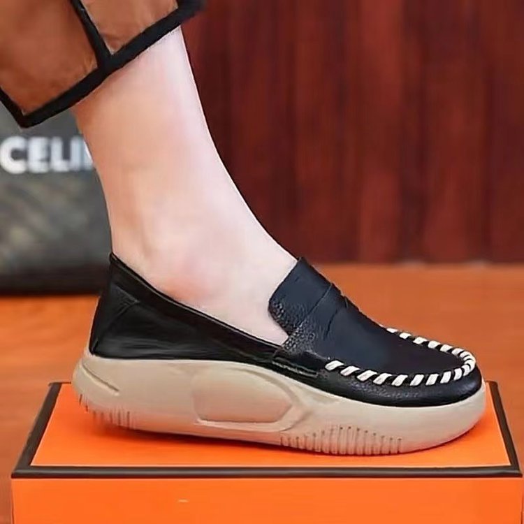 Scarpe da donna Loafers Valstrend in pelle morbida con suola retro, stile classico e comodo, mostrato in primo piano.