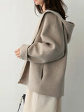Cappotto di lana con cappuccio in stile coreano autunno-inverno per donna, colore neutro, dettaglio di tessuto e design caldo.
