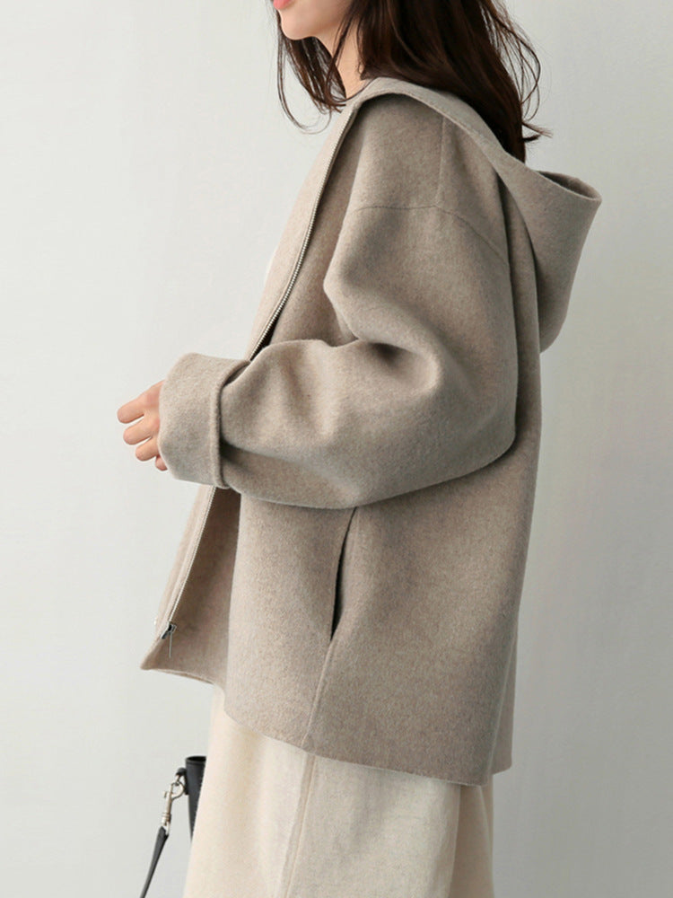 Cappotto di lana con cappuccio in stile coreano autunno-inverno per donna, colore neutro, dettaglio di tessuto e design caldo.