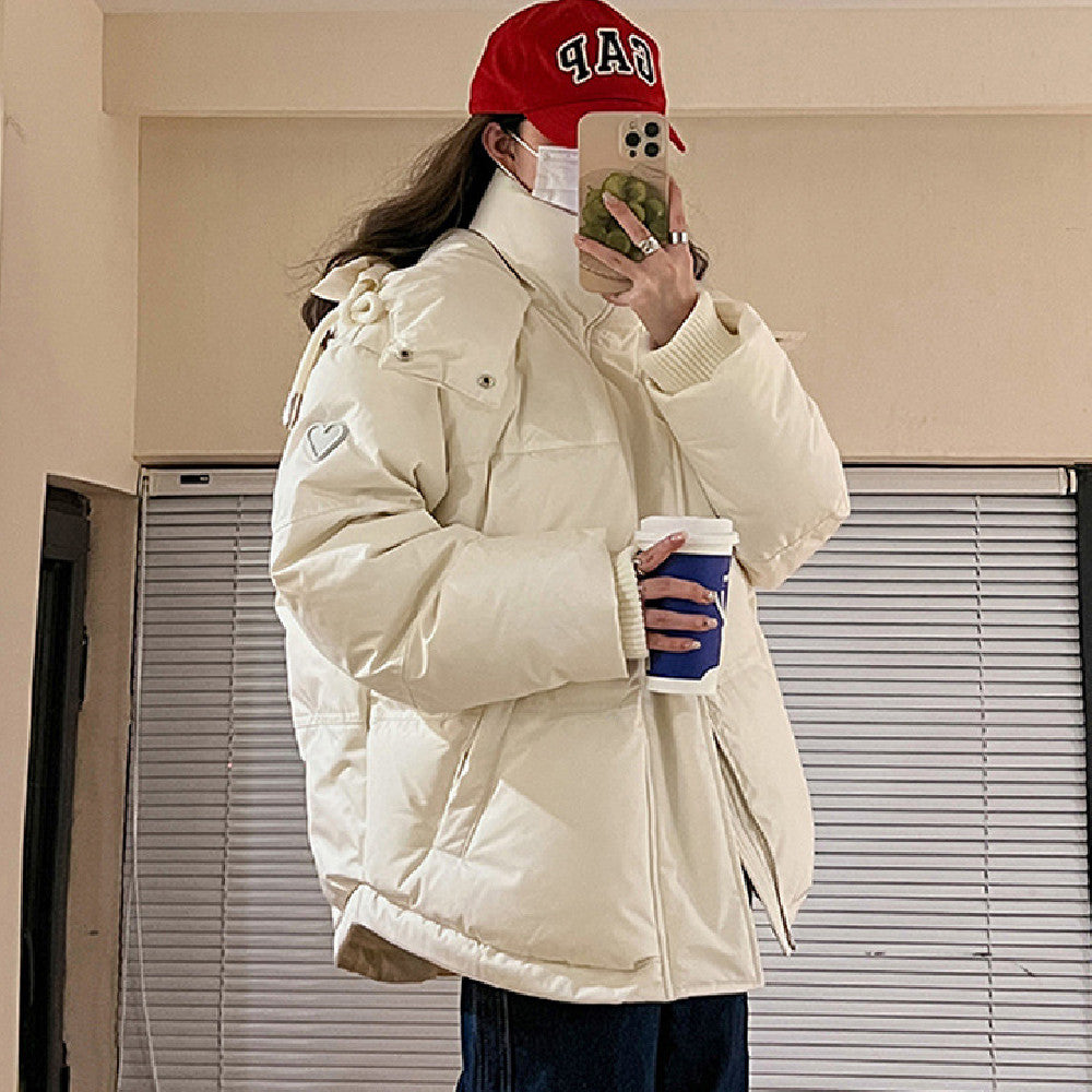 Giaccone donna invernale Valstrend con cuori, corto imbottito, giacca a maniche lunghe e collo alto, stile caldo e elegante.