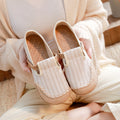 Scarpe in lino donna Valstrend con design artistico a righe e abbinamento di colori, davanti e dettagli delle scarpe.