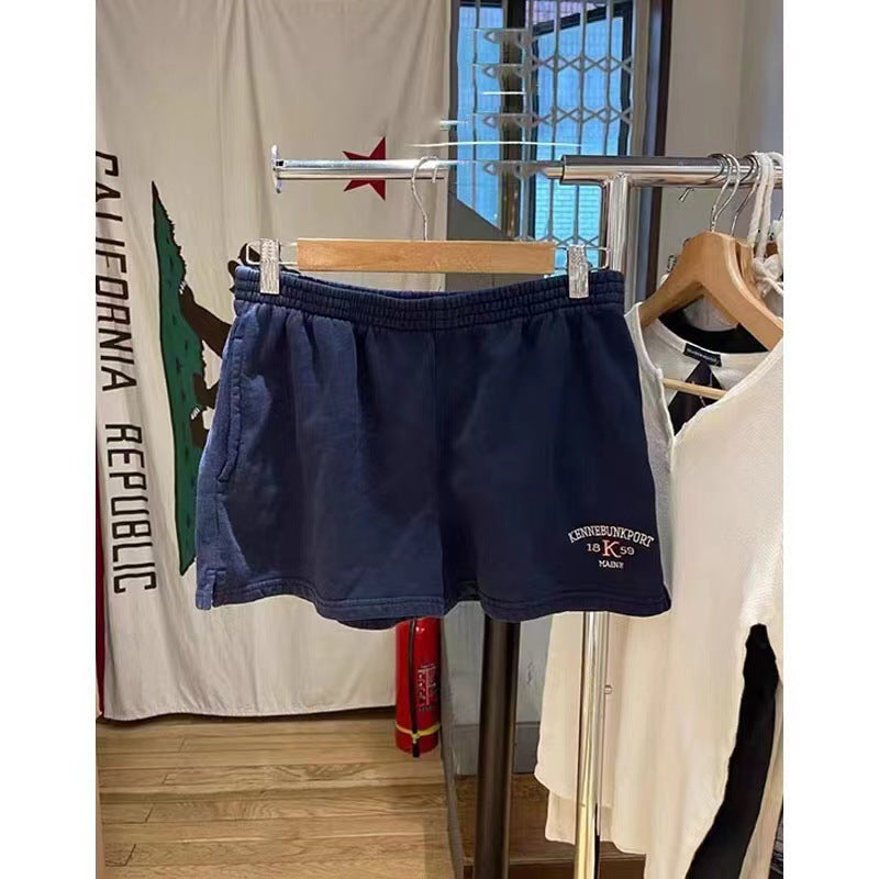 Shorts sportivi da donna Valstrend, stile hot pants, in tessuto bianco con dettagli aderenti e vita alta, perfetti per allenamenti.