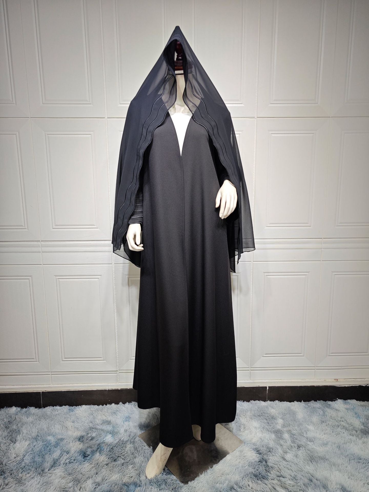 Cappotto ricamato Valstrend con dettagli eleganti e due foulard coordinati, mostra la lavorazione ricamata e il design tradizionale.