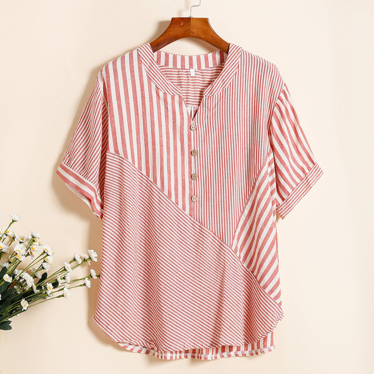 Cardigan da donna taglia comoda con scollo a V, in cotone e lino, marca Valstrend, indossato su una donna.