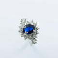 Anello di fidanzamento Valstrend con modello esplosione, zirconio, ovale rubino e diamanti, dettagliato e brillante.