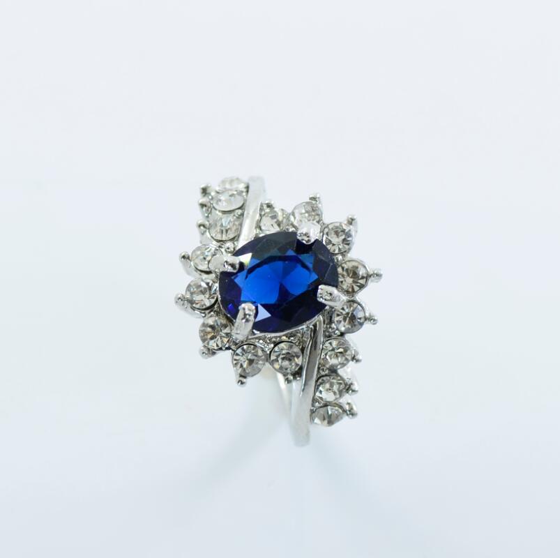 Anello di fidanzamento Valstrend con modello esplosione, zirconio, ovale rubino e diamanti, dettagliato e brillante.
