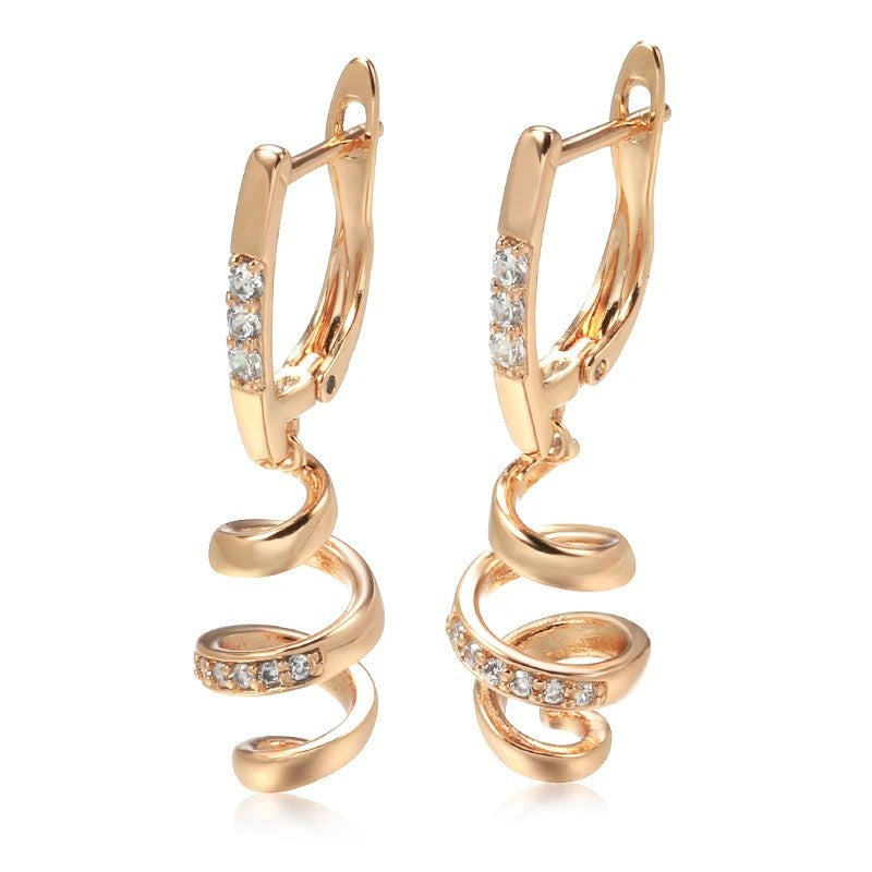 Orecchini eleganti a forma D di lusso leggero per donna, stile raffinato e sofisticato, in metallo lucido, brand Valstrend.