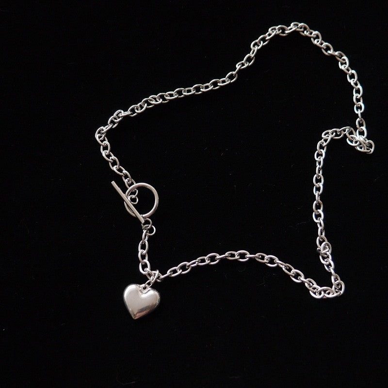 Collana vintage con cuore d'amore in gioielli moda donna Valstrend, pendente elegante e romantico.
