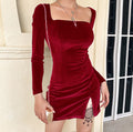 Vestito femminile Valstrend in velluto dorato con spacco sexy, elegante e aderente, visibile in dettaglio nell'immagine.