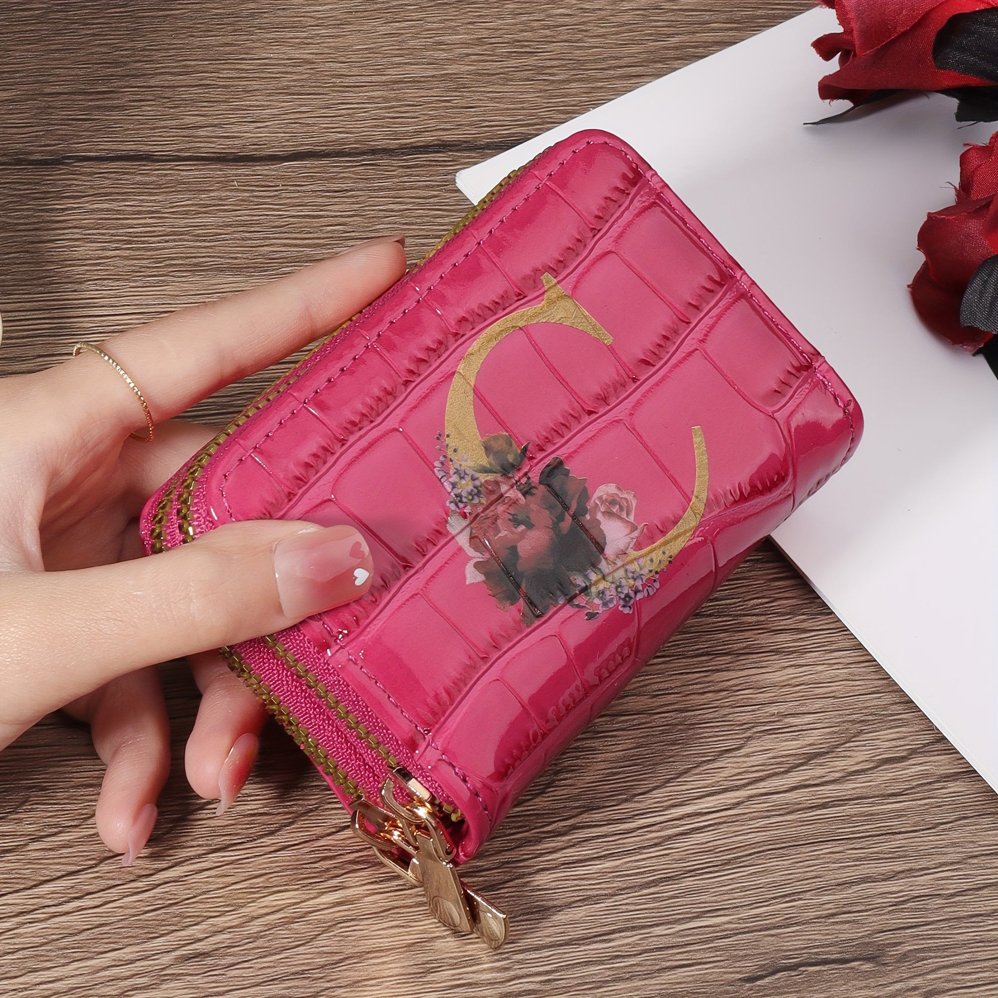 Portafoglio con pattern floreale e lettere, porta carte di credito Valstrend, con cerniera, per donne e uomini, compatto e elegante.