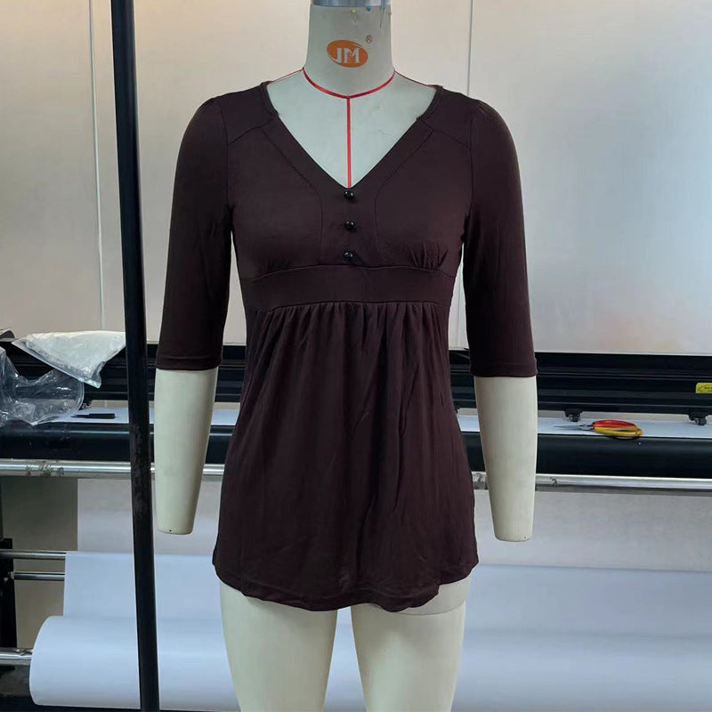 Maglia a girocollo casual Valstrend in tessuto estivo colorato, con scollo a V e vestibilità aderente, vista frontale.