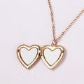 Pendente cuore rotondo in metallo con scritta Love, collana termoadesiva Valstrend, accessorio romantico e elegante.