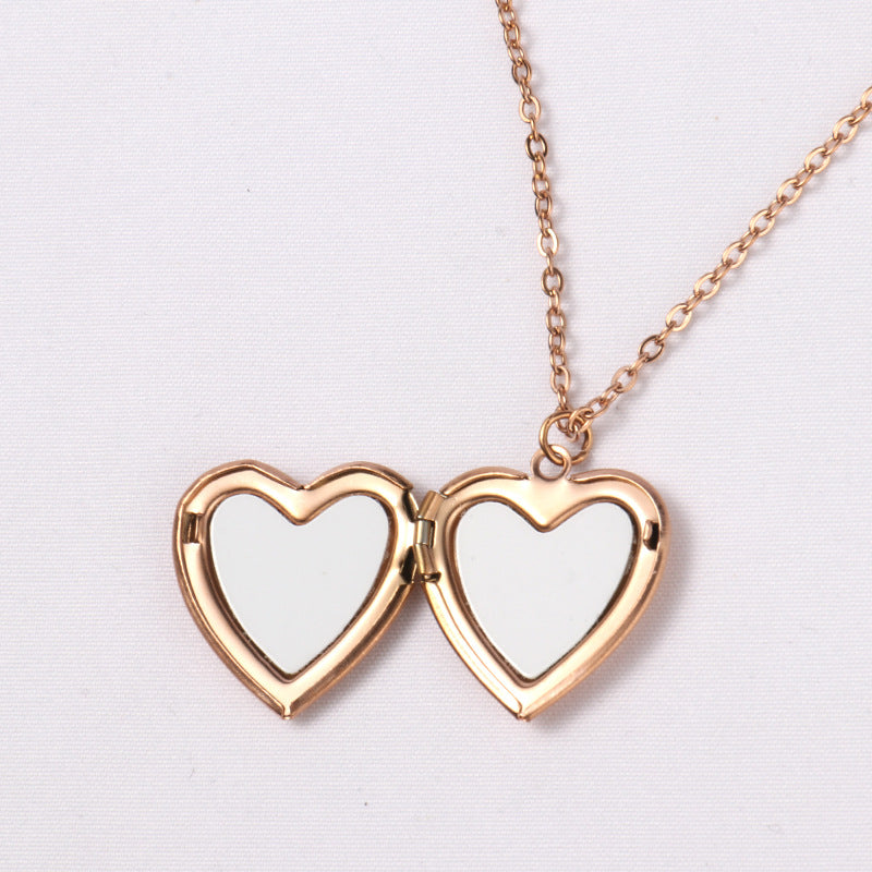 Pendente cuore rotondo in metallo con scritta Love, collana termoadesiva Valstrend, accessorio romantico e elegante.