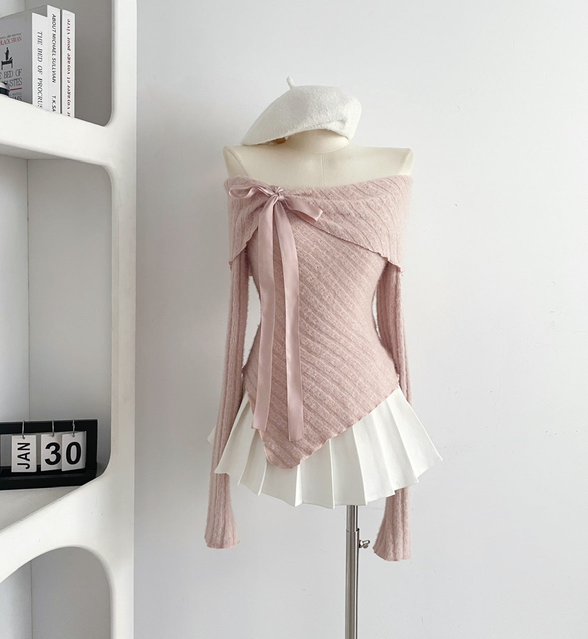 Maglione donna off-shoulder con fiocco, stile lazy, marca Valstrend shop, morbido e confortevole, dettaglio fiocco sul davanti