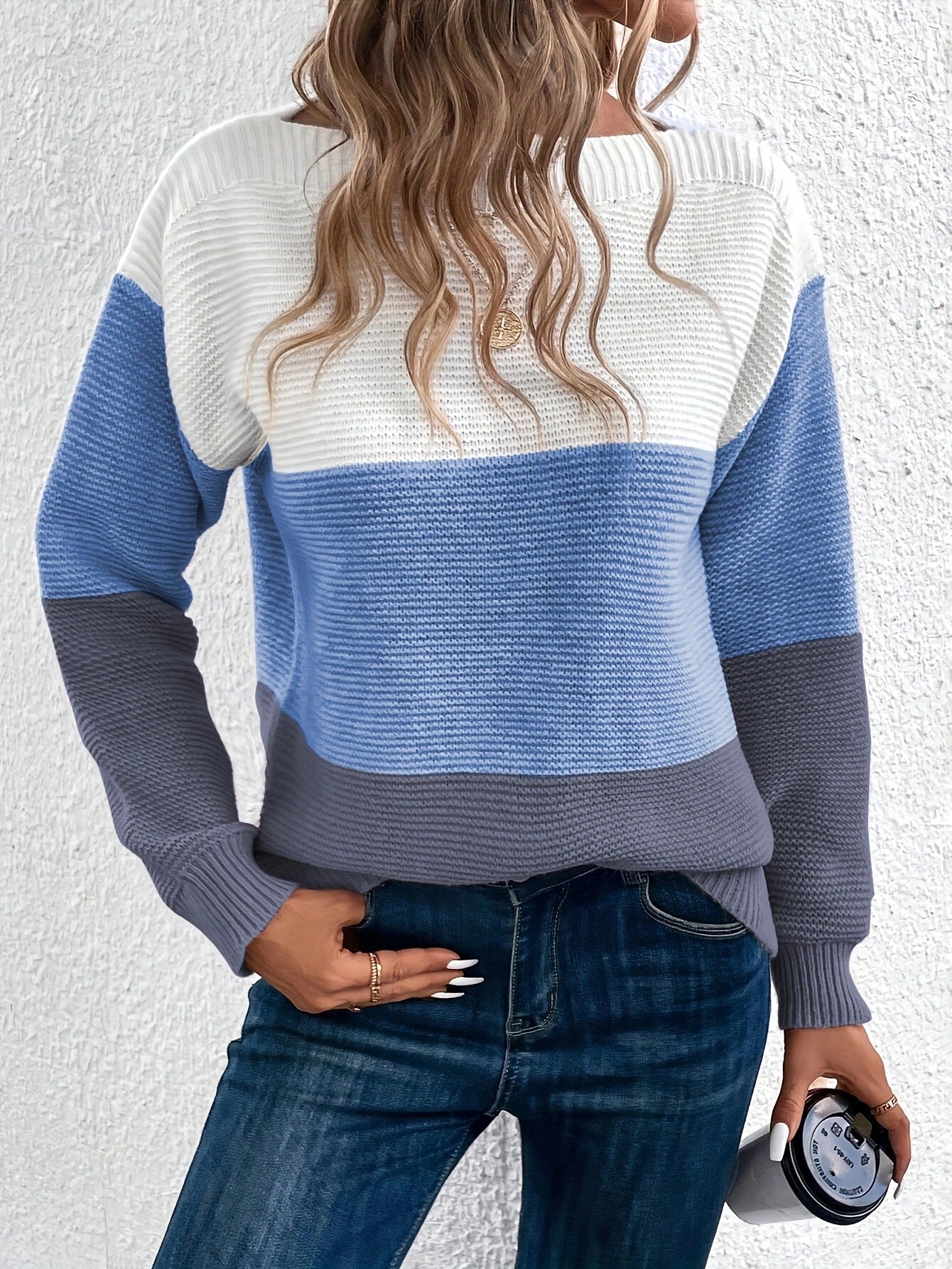 Maglione donna Valstrend a collo rotondo con spacchi, maglia morbida e rilassata, splicing, stile casual e comodo.