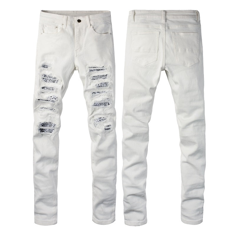 Jeans strappati bianchi con ricamo a fiore di anacardo Valstrend, dettagli di denim con strappi e decorazioni floreali.