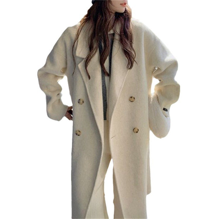 Cappotto in lana di media lunghezza stile Hepburn di Valstrend, con design elegante e dettagli classici.