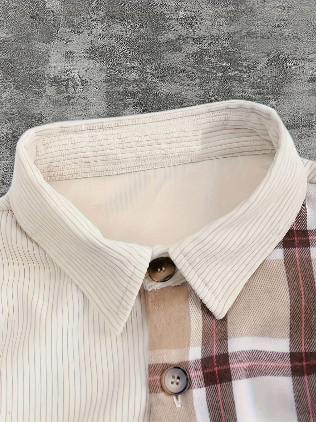 Giacca casual uomo a quadri con tasca patch e pantaloni coordinati, vestibilità regolare, tessuto poliestere per primavera e autunno.