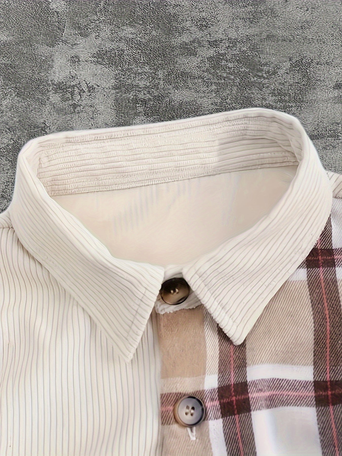Giacca casual uomo a quadri con tasca patch e pantaloni coordinati, vestibilità regolare, tessuto poliestere per primavera e autunno.