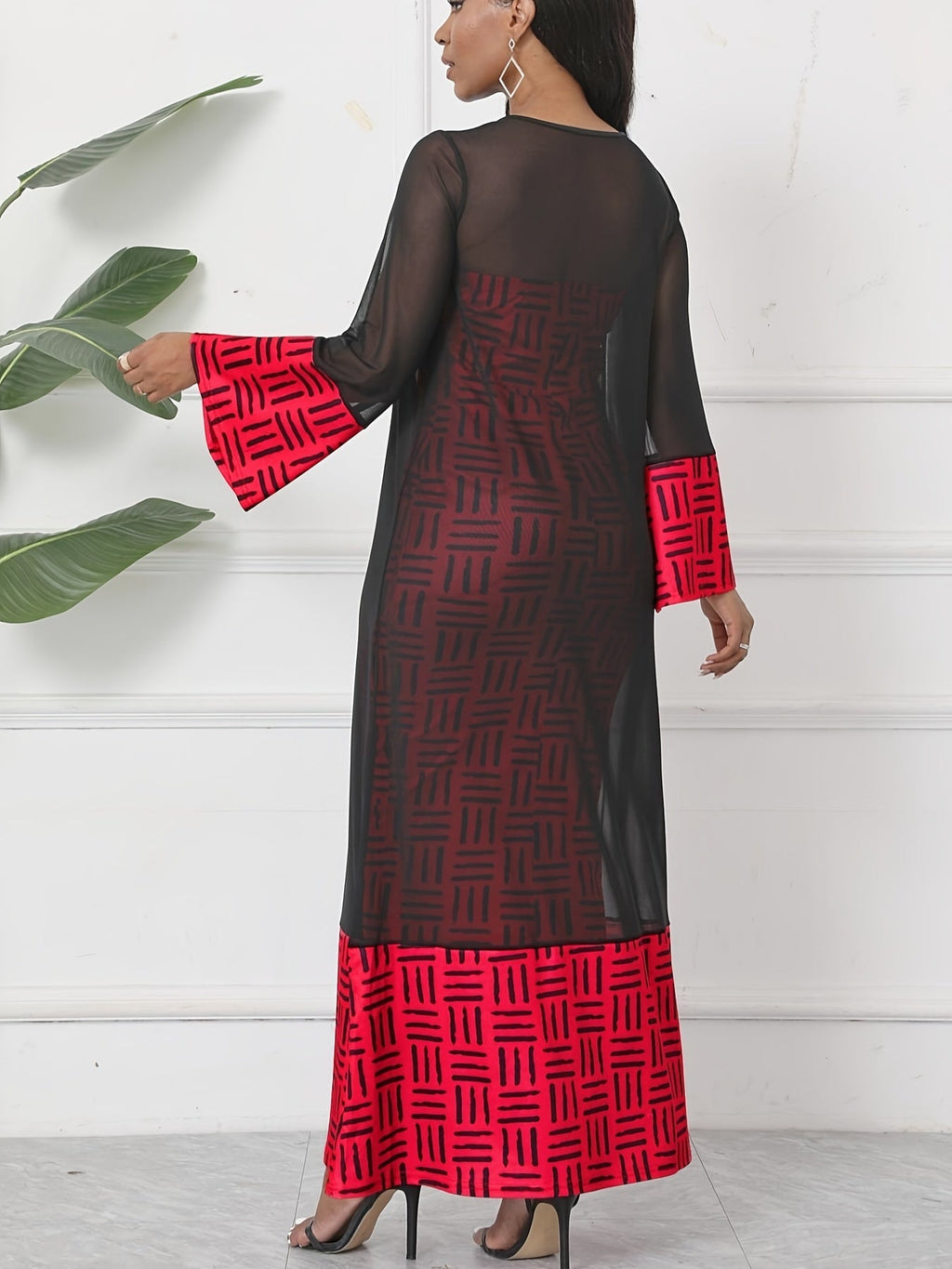 Completo donna Valstrend: soprabito in mesh semi-trasparente e vestito tubo snellente con motivo geometrico, lavabile in lavatrice.