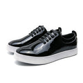 Scarpe da uomo in pelle patentata bianca e verde con dettagli eleganti, marca Valstrend Shop, visibili nella immagine.