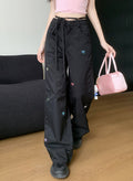 Pantaloni larghi dritti con ricami a fiocco, vestibilità morbida e slanciata, firmati Valstrend Shop, in tessuto leggero e elegante.