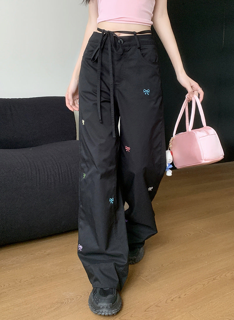 Pantaloni larghi dritti con ricami a fiocco, vestibilità morbida e slanciata, firmati Valstrend Shop, in tessuto leggero e elegante.