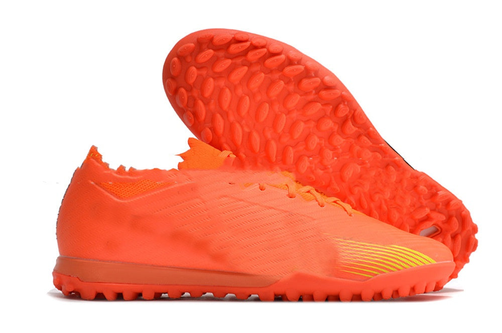 Scarpe da calcio Valstrend low top in tessuto traspirante, impermeabile e imbottito, ideali per calcio e sport all'aperto.