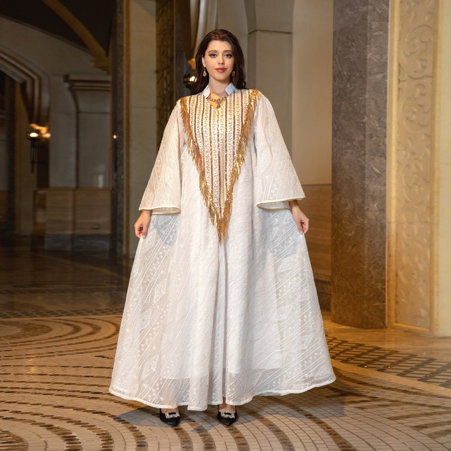 Abito da sera festival arabesco Valstrend, tessuto a rete con ricami e paillettes, elegante vestito medio orientale con dettagli ricamati.