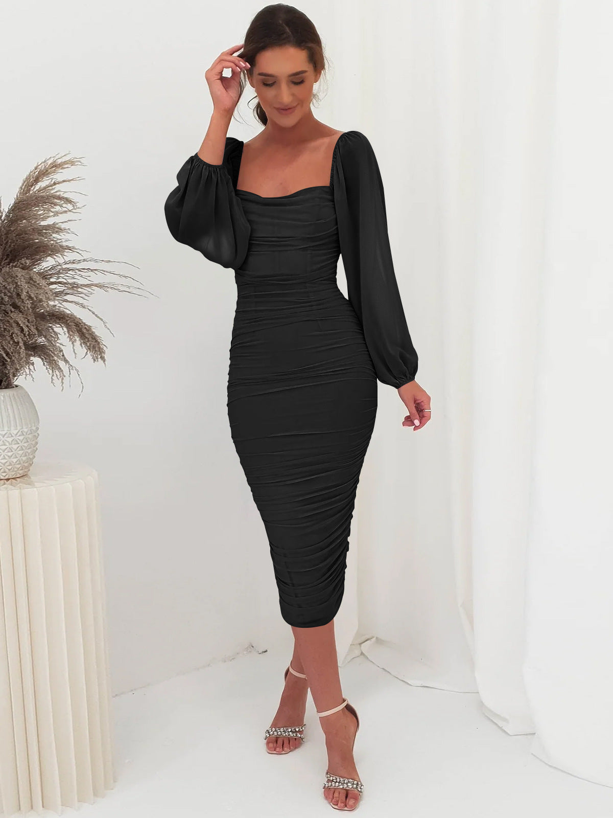 Abito da donna Valstrend con cuciture in pizzo, vestito elegante in tessuto leggero e femminile, con dettagli raffinati.
