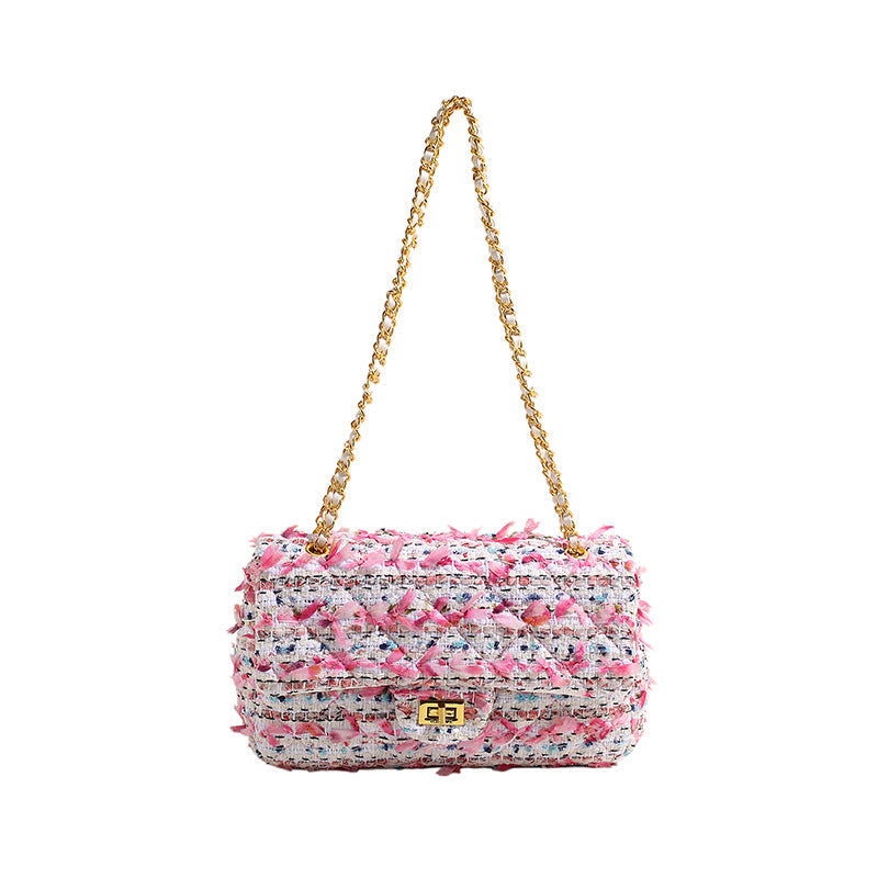Trendy borsa a tracolla Valstrend, elegante e versatile, con design moderno e spallaccio regolabile, ideale per ogni occasione.