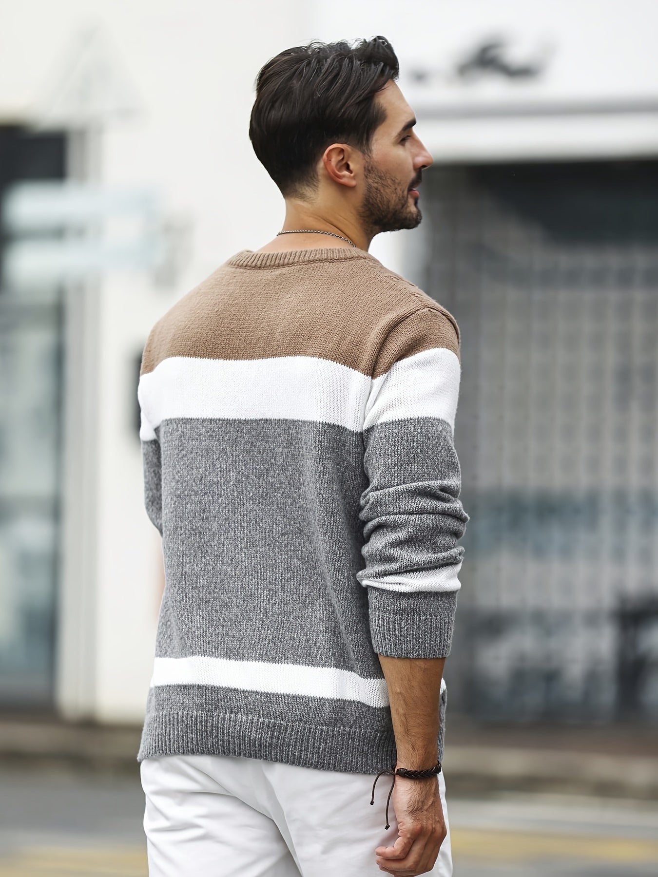 Maglione da uomo Valstrend in lavorazione a blocchi di colore, con girocollo e maniche lunghe, ideale per autunno e inverno.