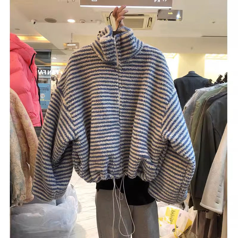 Cappotto in lana di agnello per donna Valstrend, stile elegante e caldo, con collo a rever e chiusura frontale.