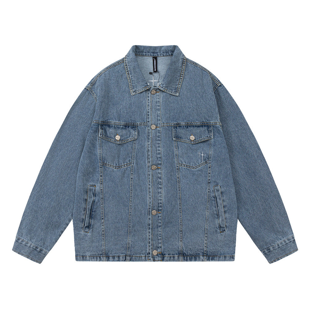 Giacca in denim Valstrend con ricamo di lettere stile American High Street, moda casual, dettagli di cuciture visibili.