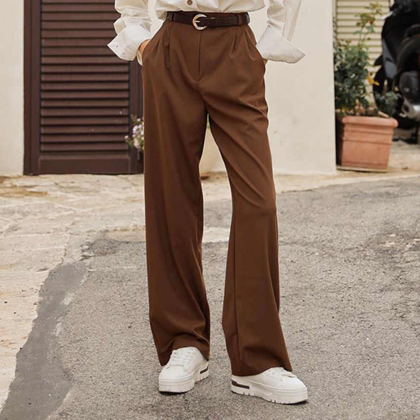 Pantaloni donna casual a vita alta dritti abbinabili, marca Valstrend, in tessuto morbido, indossati con maglietta bianca.