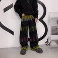 Jeans casual da uomo Valstrend con design graffiti colorato, taglio largo e stile rilassato, pantaloni dritti fatti a mano.
