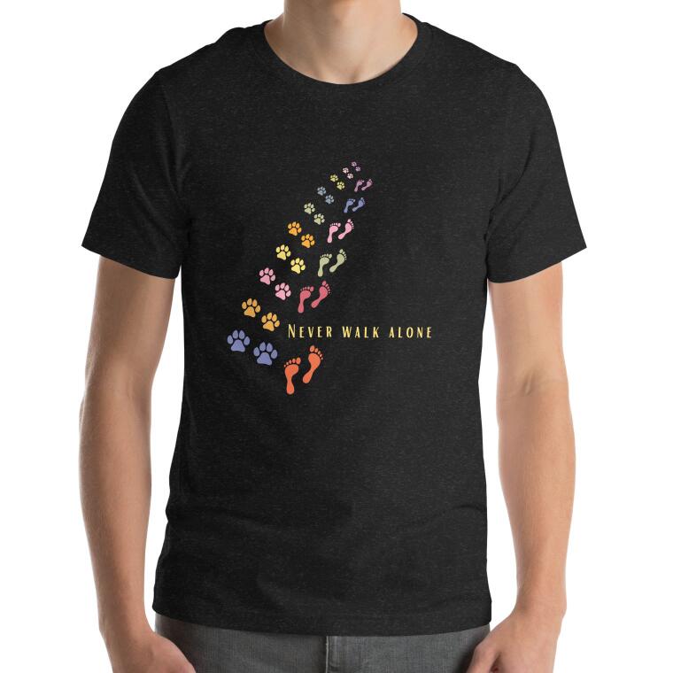 T-shirt unisex Never Walk Alone in cotone, con stampa grafica nera e bianca, marca Valstrend shop, davanti.